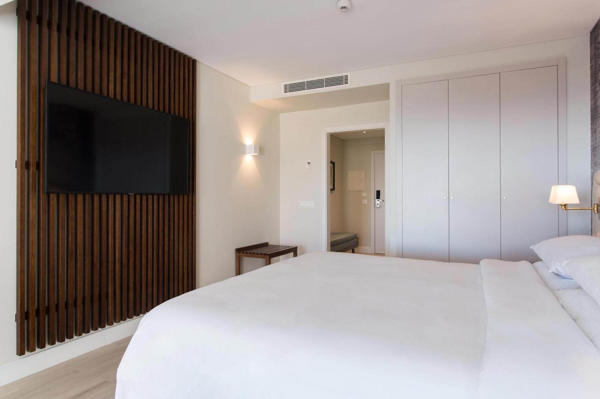 Family Guest room 1 Queen Sofa bed Pool view Balcony