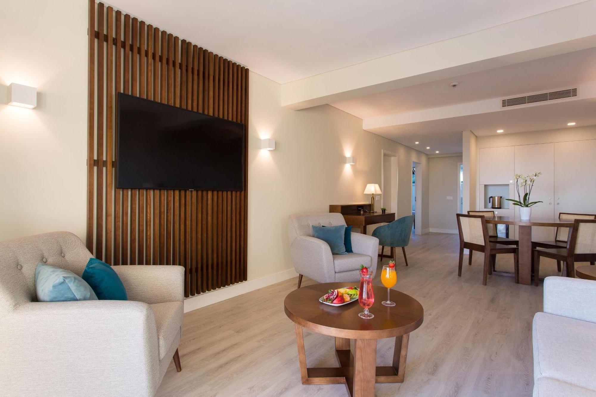 2 Bedroom Suite Pool view two Balconies
